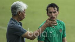 Direktur Teknik PSSI, Danurwindo, memberikan masukan kepada striker Timnas Indonesia U-22, Ezra Walian. Pria yang bermain untuk Jong Ajax itu gabung Timnas Indonesia U-22 sesaat sebelum laga uji coba melawan Myanmar. (Bola.com/Vitalis Yogi Trisna)
