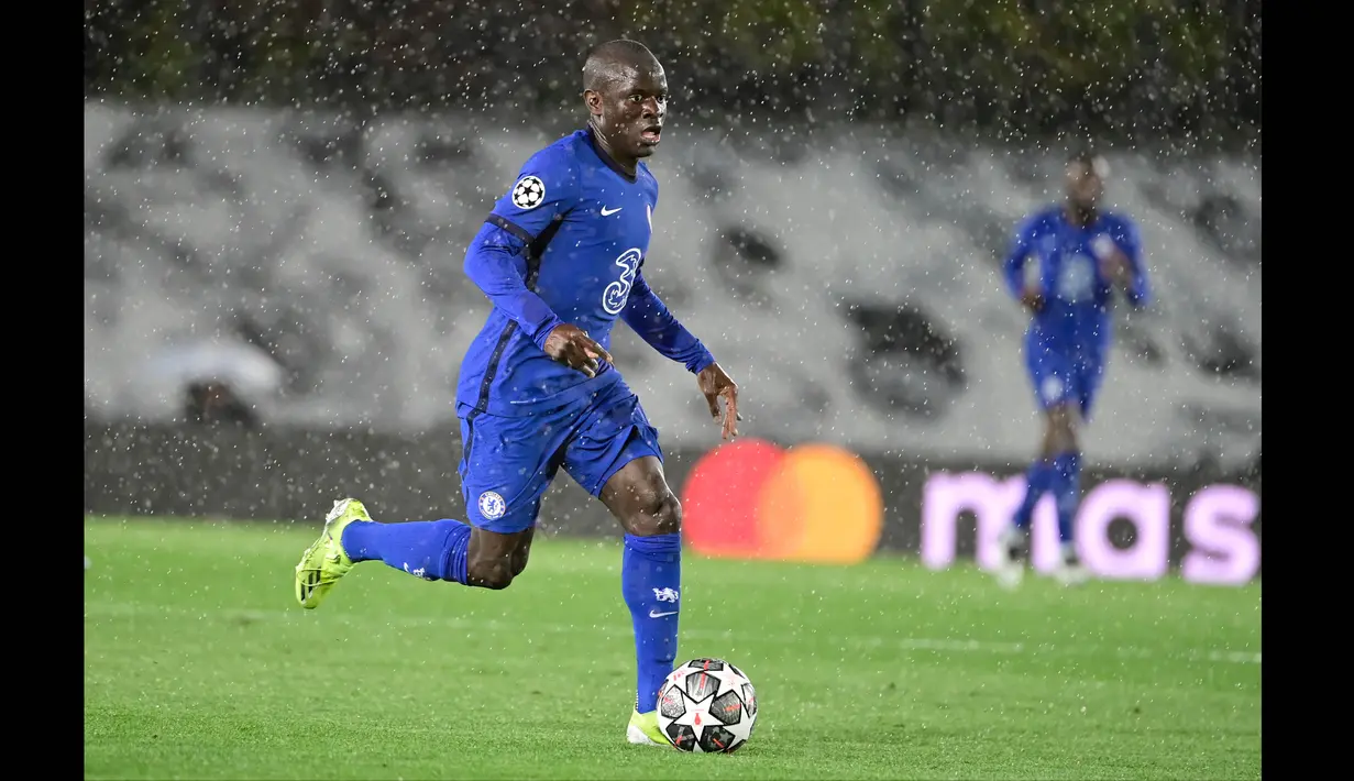 Kante tampil penuh selama 90 menit. Ditempatkan di gelandang tengah berduet dengan Jorginho, Kante benar-benar tangguh menjaga wilayahnya. (Foto: AFP/Javier Soriano)
