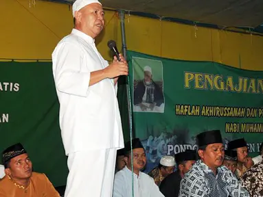 Citizen6, Lampung: Bupati Tulang Bawang Barat, Bachtiar Basri memberikan sambutan pada acara Pengajian Akbar Haflah Akhirussanah di Pondok Pesantren Hidayatul Mubtadi'in Dayamurni. Sabtu (18/06). (Pengirim: Jerry Hasan)
