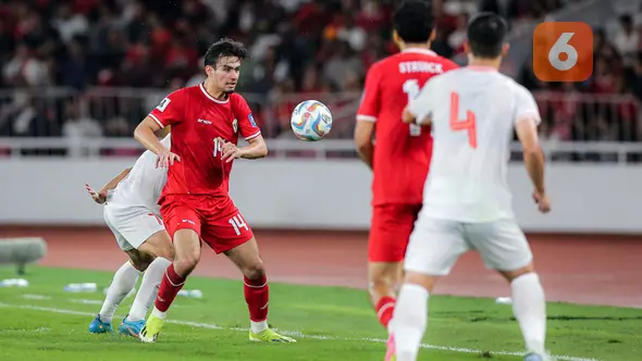 <p>Bek Timnas Indonesia, Nathan Noel berusaha mengontrol bola saat menghadapi Vietnam pada laga Grup F kualifikasi Piala Dunia 2026 Zona Asia di Stadion Utama Gelora Bung Karno (SUGBK), Senayan, Jakarta, Kamis (21/3/2024). (Bola.com/Bagaskara Lazuardi)</p>