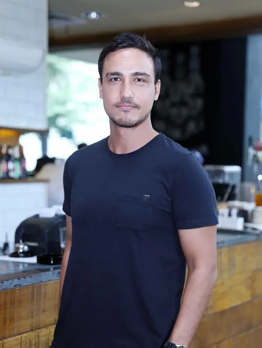 Meski telah terlibat di beberapa film, lelaki hobi traveling ini banyak mencuri ilmu akting dari pemain senior tersebut. (Nurwahyunan/Bintang.com)