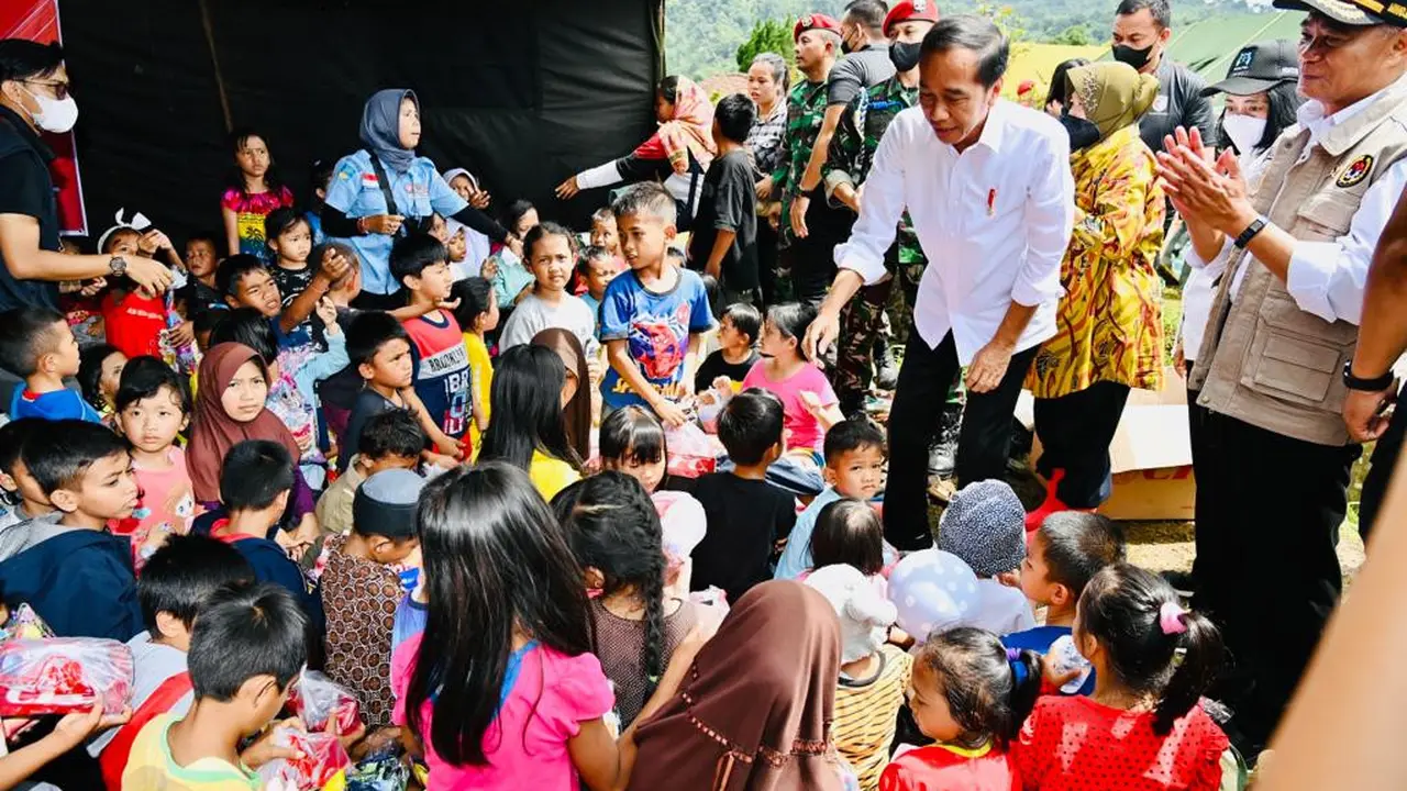 Presiden Joko Widodo atau Jokowi saat meninjau lokasi bencana gempa Cianjur