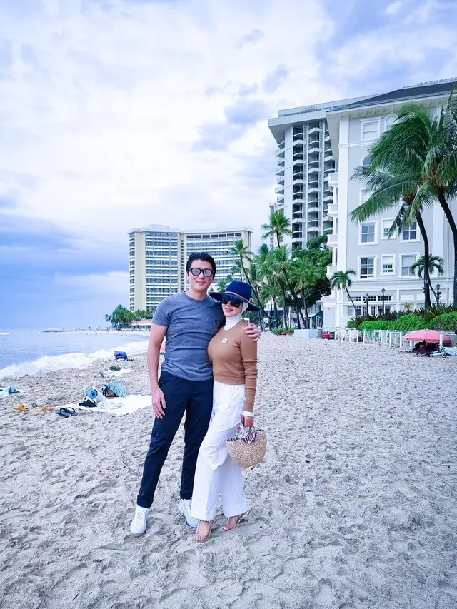 7 Gaya Syahrini saat Liburan di Hawai, Pamer Kemesraan dengan Reino Barack