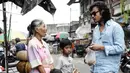 Dwi Sasono tampak menghabiskan waktu di pasar Sukawati dengan mengobrol bersama ibu Ayu. "Kemarin di Pasar Sukawati kenalan sama Ibu Ayu. Ibu Ayu ternyata pernah tinggal di Jakarta tahun 86," tulisnya. (Foto: instagram.com/dwisasono)