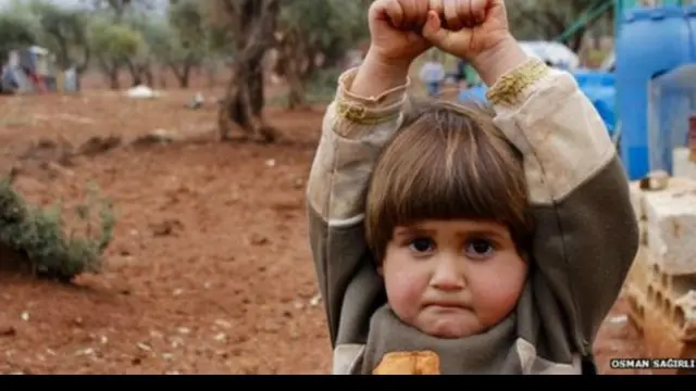Foto bocah Suriah yang sedang angkat tangan, pose menyerah, menyebar di dunia maya.