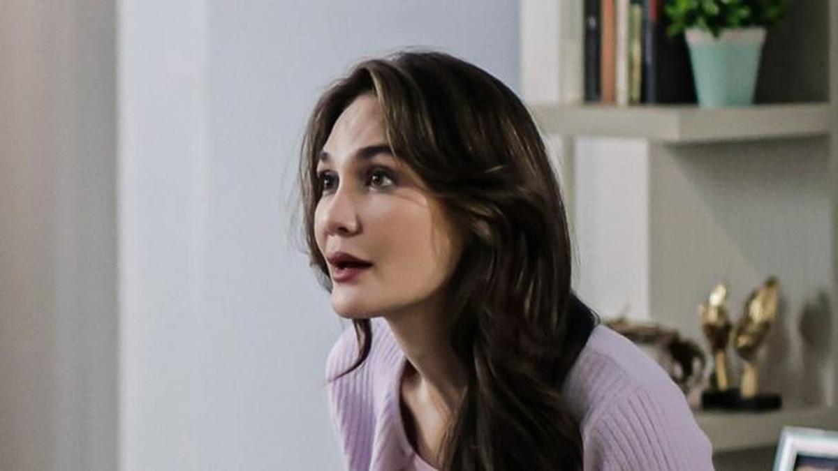 7 Potret Luna Maya Perankan Tokoh Nadine di Series MAIN API, Totalitas Bikin Geregetan