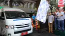 Direktur utama BSM Agus Sudiarto melepas keberangkatan penumpang mudik disabilitas pada acara gelar mudik Bank Syariah Mandiri (BSM) bersama disabilitas di Gedung Mandiri, Jakarta, Sabtu (2/7). (Liputan6.com/Faizal Fanani)