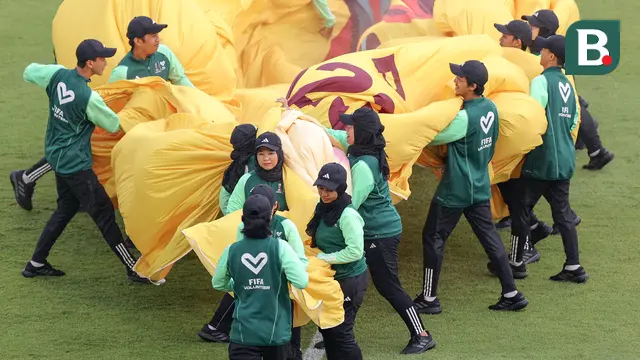 Foto: Aksi Kompak Para Petugas Bendera di Piala Dunia U-17 2023, Bikin Pembuka Laga Lebih Berwarna