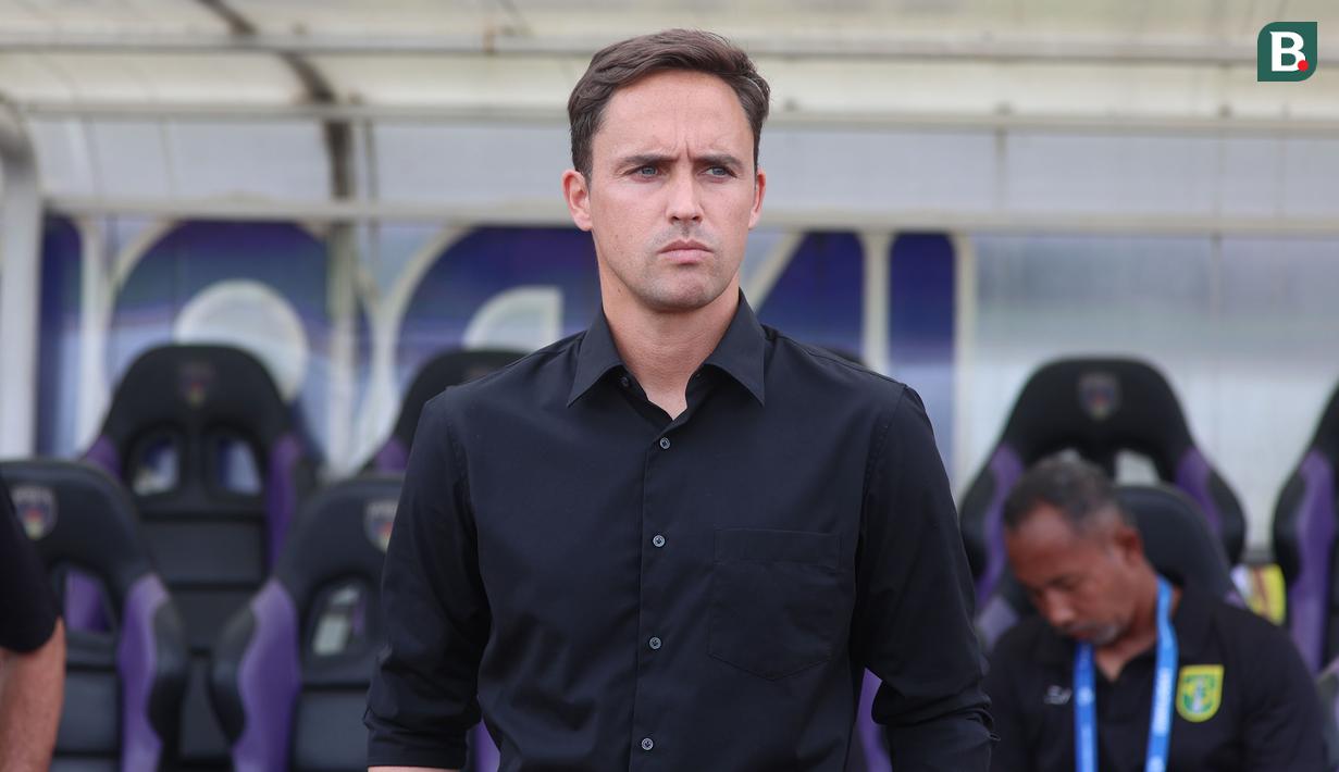 <p>Pelatih kepala Persebaya Surabaya, Paul Munster saat menghadapi Persita Tangerang pada laga pekan ke-25 BRI Liga 1 2023/2024 di Stadion Indomilk Arena, Tangerang, Jumat (23/2/2024). (Bola.com/M Iqbal Ichsan)</p>