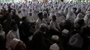 Ribuan jamaah Nahdlatul Ulama DKI saat peringatan maulid dan zikir di Jakarta, Kamis (19/2). Acara ini digelar untuk mendoakan umat dan negara. (Liputan6.com/Johan Tallo)
