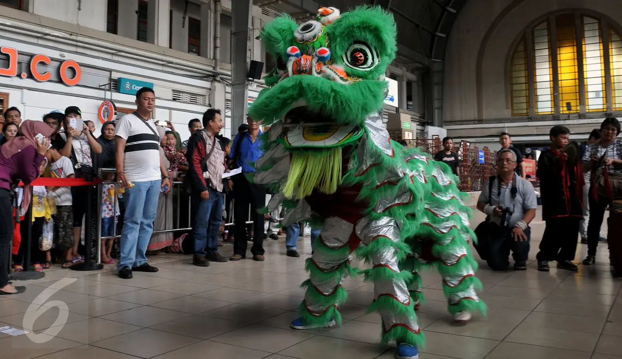 Calon penumpang kereta api menyaksikan pertunjukan Barongsai di stasiun Jakarta - Kota, (7/2). PT KAI menghadirkan hiburan Barongsai untuk pengguna KRL Jabodetabek yang merayakan ataupun yang tidak merayakan Tahun Baru Imlek. (Liputan6.com/JohanTallo)