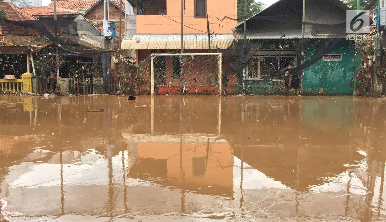 Suasana lapangan futsal di kawasan Rawajati, Jakarta, Selasa (6/2). Banjir yang merendam kawasan tersebut menyebabkan lumpur dan sampah mengendap di setiap sudut sehingga mengganggu aktivitas warga. (Liputan6.com/Immanuel Antonius)