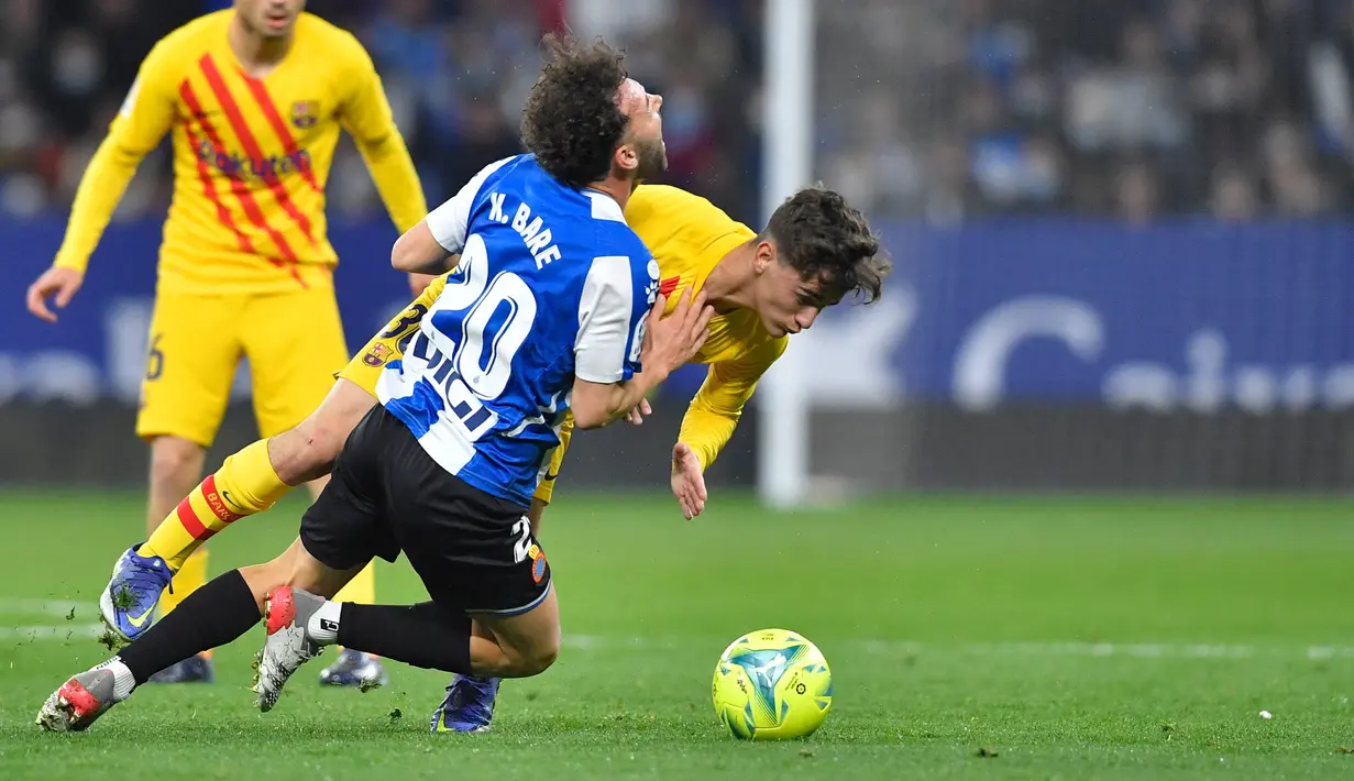 Gelandang Espanyol Keidi Bare (kiri) berebut bola dengan gelandang Barcelona Gavi pada jornada ke-24 Liga Spanyol 2021/22 di RCDE Stadium, Senin dini hari WIB (14/2/2022). Espanyol dan Barcelona bermain imbang 2-2. (Pau BARRENA / AFP)