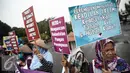 Poster berisi tuntutan keadilan dibawa saat aksi di depan Istana Negara, Jakarta, Selasa (17/5). Sejumlah wanita ini meminta pemerintah tegas dan konsisten dalam langkah mengatasi perubahan iklim. (Liputan6.com/Faizal Fanani)