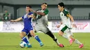 Pemain Persib Bandung, Mariano Peralta (kiri), berusaha lepas dari kawalan dua pemain Persebaya Surabaya, Walber (tengah) dan Francisco Rivera, pada laga final Piala Presiden 2026 di Stadion Kapten I Wayan Dipta, Gianyar, Bali, Kamis (6/8/2026). Peralta kemudian diganjar kartu merah pada menit ke-112 setelah melakukan pelanggaran keras terhadap Francisco Rivera. Meski unggul jumlah pemain hingga akhir pertandingan, Persebaya baru memastikan gelar juara usai menang 6-5 lewat adu tendangan penalti. (KapanLagi.com/Budy Santoso)
