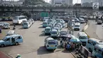 Puluhan angkutan umum (angkot) menunggu penumpang di Terminal Kampung Melayu Jakarta, Jumat (26/5). Setelah sempat berhenti beroperasi pasca-bom Rabu (24/5) lalu, Terminal Kampung Melayu kembali dibuka dan dioperasikan. (Liputan6.com/Faizal Fanani)