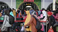 Penumpang menunggu kereta api di Stasiun Pasar Senen, Jakarta, Minggu (3/7). H-3 Lebaran, Stasiun Pasar Senen sudah memberangkatkan 11.905 pemudik dengan dengan 16 kereta api.(Liputan6.com/Faizal Fanani)