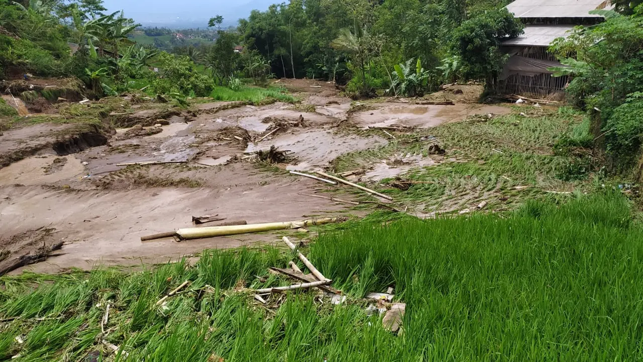 Ratusan hektar lahan di kawasan Bangkonol rusak setelah terkena terjangan banjir bandang di wilayah Kecamatan Sukawening, Garut, Jawa Barat kemarin.