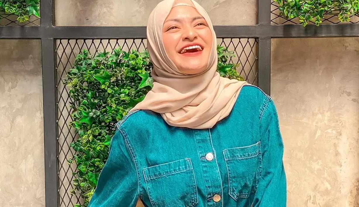 Meski biasa tampil cetar di layar kaya, di keseharian Nathalie tampil simpel dengan gaya kasual. Penampilan seleb sekaligus penyanyi ini terlihat menawan bak ABG. Meski simpel, ia tetap tampak stylish.(Liputan6.com/IG/@nathalieholscher)