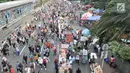 PKL berdagang di badan jalan saat Hari Bebas Kendaraan Bermotor (HBKB) atau car free day di kawasan Bundaran HI, Jakarta, Minggu (18/11). Kurangnya pengawasan menyebabkan PKL berdagang tidak pada tempatnya. (Merdeka.com/Iqbal S. Nugroho)