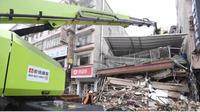 Bangunan ambruk di Changsa, China pada Jumat 29 April 2022. (AP) 