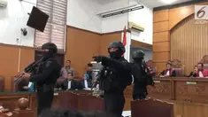 Suara ledakan menggegerkan sidang kasus terorisme dengan terdakwa Aman Abdurrahman. Ledakan terjadi sekitar pukul 09.10 WIB, tepatnya ketika pengacara Aman membacakan pledoi.