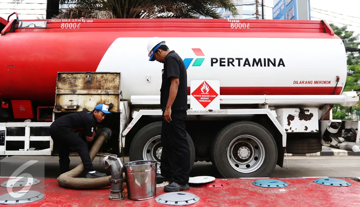 Petugas memindahkan BBM dari mobil tanki ke pom di SPBU, Jakarta, Kamis (5/1). Perubahan harga terhitung mulai pukul 00.00 WIB tanggal 5 Januari 2017. (Liputan6.com/Angga Yuniar)