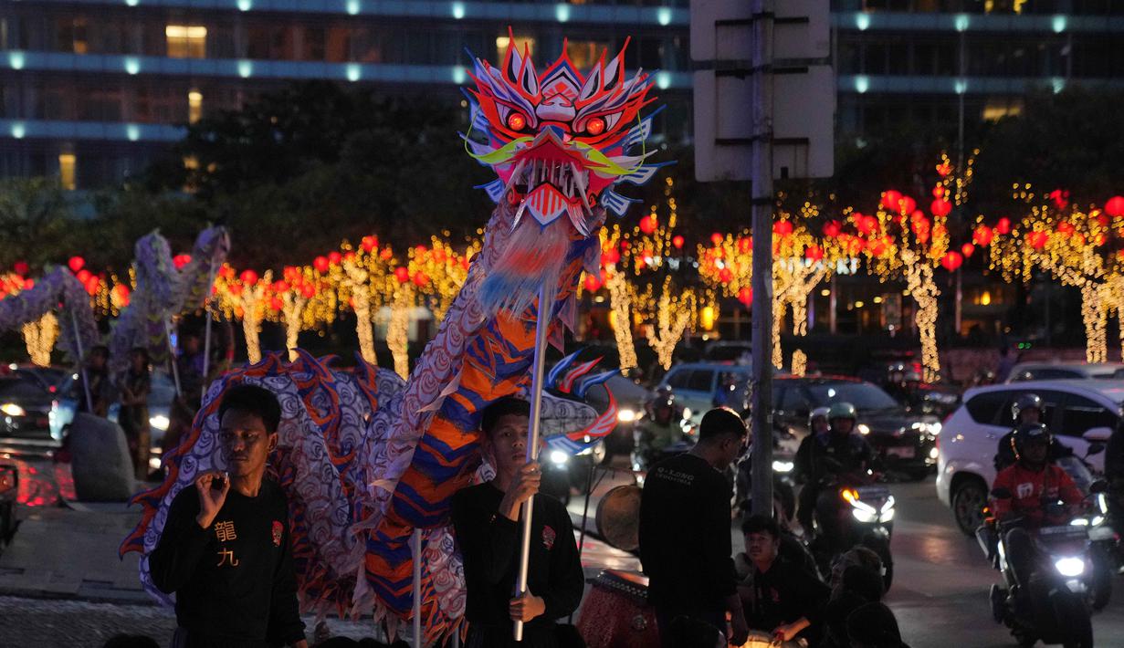 Selain itu, dalam rangka memeriahkan perayaan Imlek 2026, Pemerintah Provinsi DKI Jakarta juga telah menyiapkan sejumlah agenda besar, di antaranya, Lomba Dekorasi Imlek Jakarta yang berlangsung hingga 17 Februari 2026 dan diikuti sekitar 98 gedung di Jakarta. Lewat lomba ini, publik diajak menikmati wajah Jakarta dengan ornamen dan instalasi khas Imlek di berbagai kawasan. Tampak dalam foto, para penari naga beristirahat sejenak setelah pertunjukan selama perayaan Tahun Baru Imlek 2577 Kongzili di kawasan Bundaran Hotel Indonesia (HI), Jakarta, Jumat 13 Februari 2026. (AP Photo/Dita Alangkara)