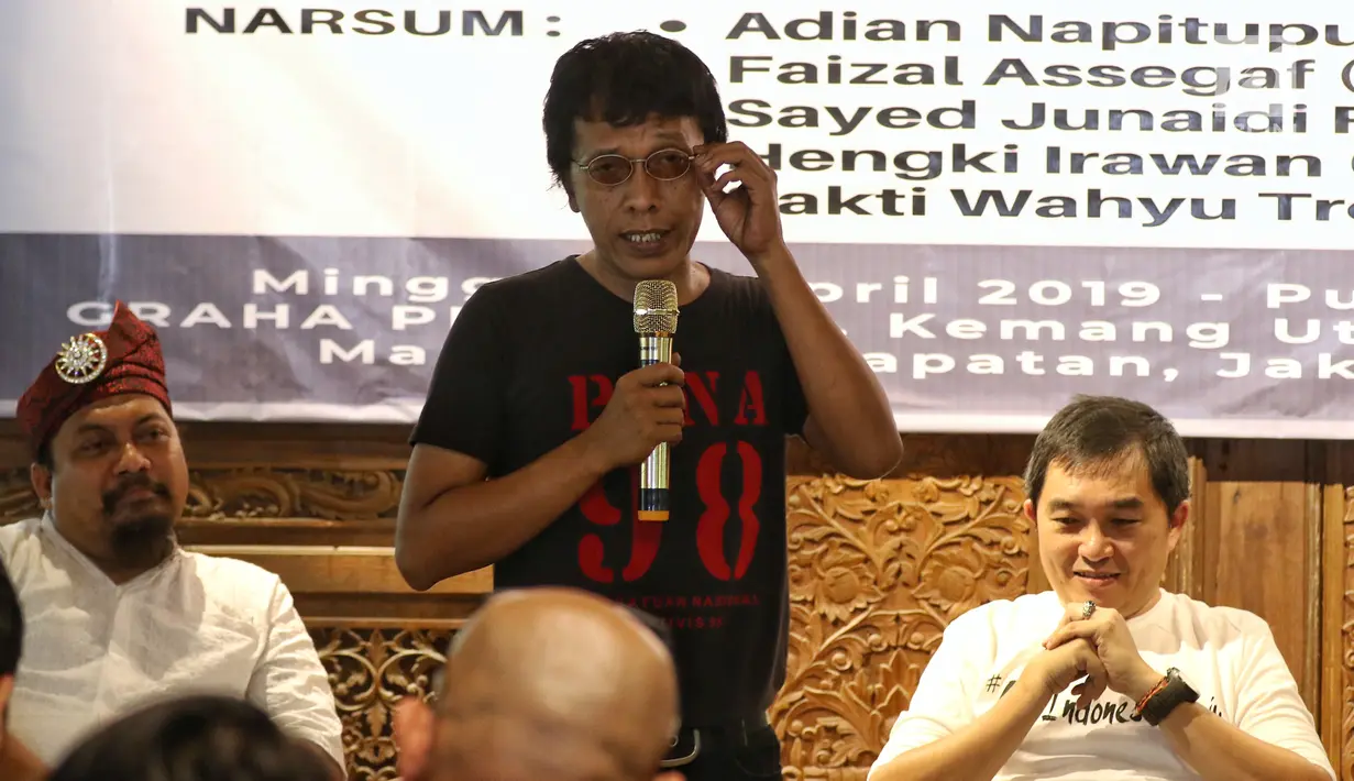 Aktivis 98 Adian Napitupulu (tengah) berbicara dalam diskusi sekaligus syukuran kemenangan capres-cawapres nomor urut 01 Joko Widodo atau Jokowi dan Ma'ruf Amin versi quick count di Jakarta, Minggu (21/4). Diskusi bertajuk 'Setelah Menang Mau Apa?'. (Liputan6.com/JohanTallo)