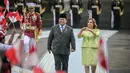 Presiden Republik Indonesia Prabowo Subianto (kiri) bersam Presiden Peru Dina Boluarte menyaksikan anak-anak mengibarkan bendera kedua negara sebelum pertemuan mereka di Istana Merdeka, Jakarta, pada 11 Agustus 2025. (Bay ISMOYO/AFP)