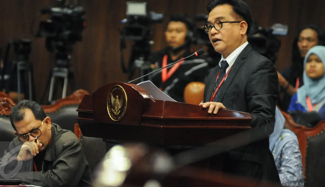 Pakar hukum tata negara, Yusril Ihza Mahendra menyampaikan paparan saat sidang lanjutan uji materiil UU Pilkada terkait cuti masa kampanye di Jakarta, Kamis (15/9). Sidang dihadiri Gubernur DKI Jakarta, Basuki Tjahaja Purnama (Liputan6.com/Faizal Fanani)