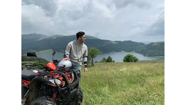 Resmi Jadi Pemeran Utama di Satria Dewa Gatotkaca, Ini 7 Gaya Kasual Rizky Nazar
