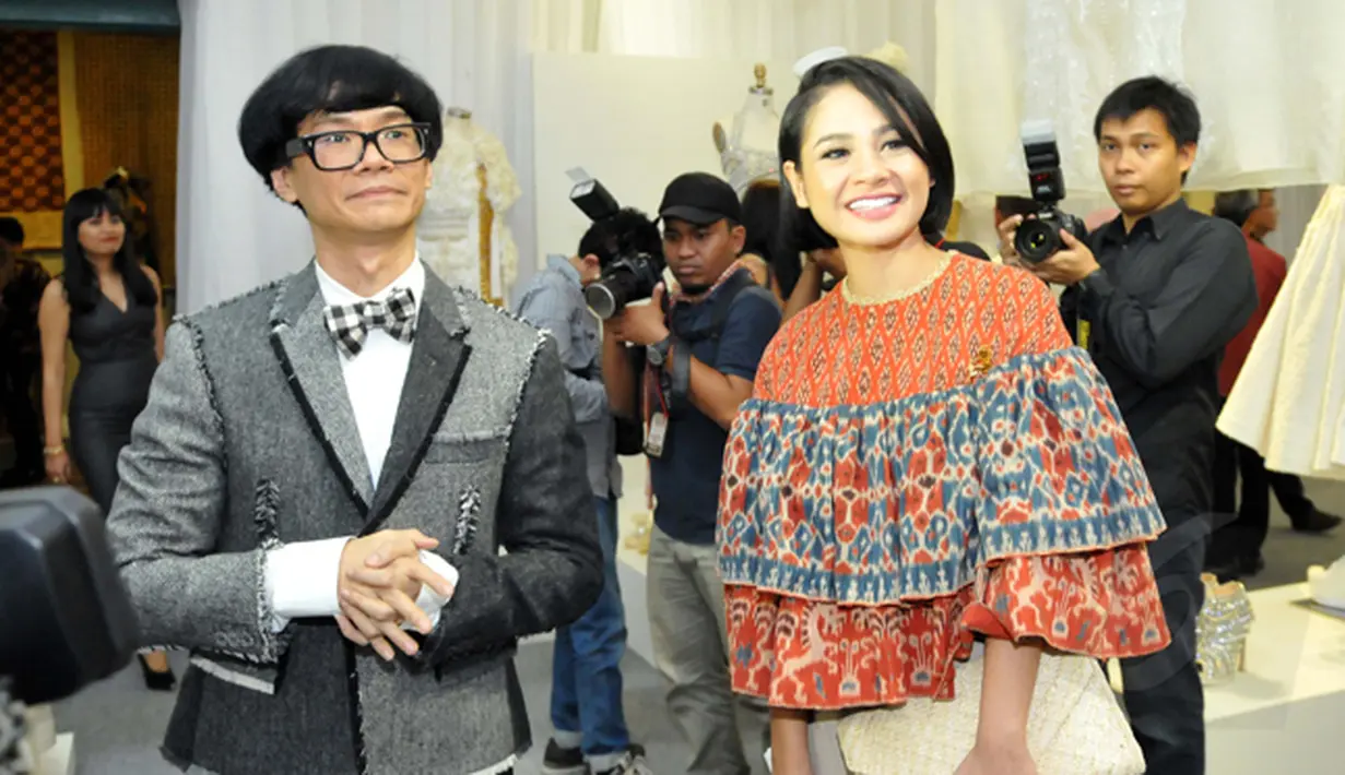 Penyanyi cantik Andien tampak menghadiri pameran busana karya Didi Budiarjodi   Musem Tekstil, Jakarta, Kamis (15/01/2015). (Liputan6.com/Panji Diksana)