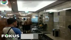 Proses penggeledahan berlangsung tertutup. Petugas keamanan melarang awak media menagmbil gambar proses penggeledehan.