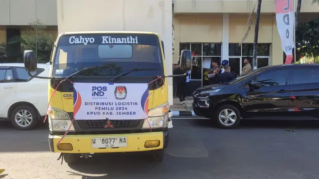 Truk pengangkut kotak suara KPU Jember tiba di Polda Jatim. (Dian Kurniawan/Liputan6.com)