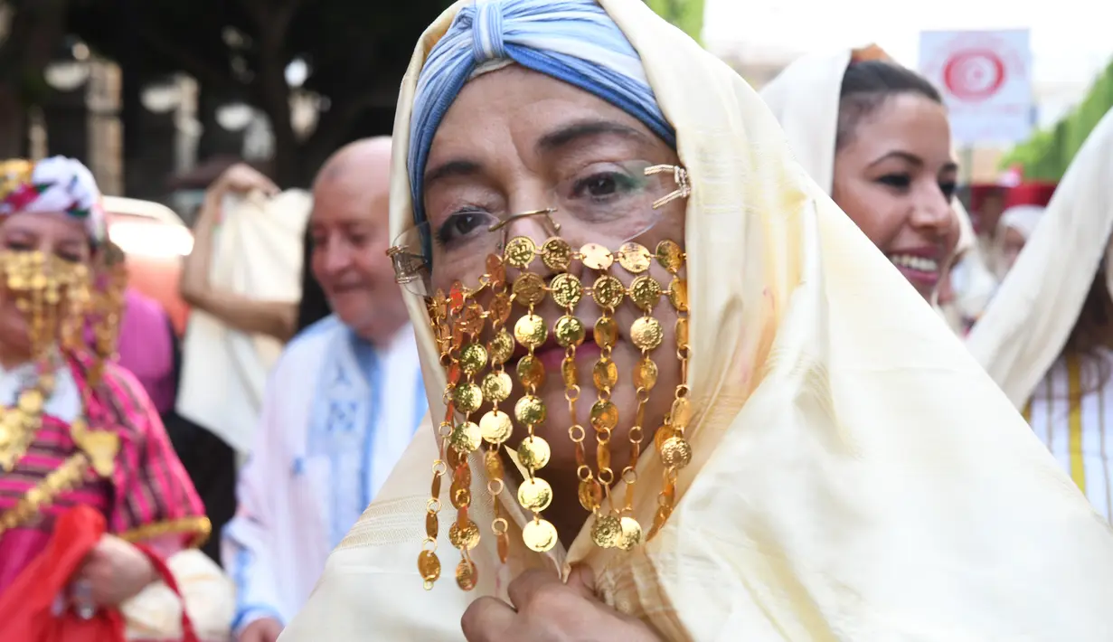 Seorang perempuan yang mengenakan kostum tradisional Tunisia mengikuti perayaan tahunan Hari Perempuan Nasional di pusat kota Tunis, Tunisia, pada 13 Agustus 2020. (Xinhua/Adel Ezzine)