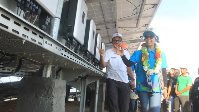 Menteri BUMN Rini M Soemarno meresmikan topping off atau pengecoran struktur bagian atas bangunan multifunction hall Inaya Bay Komodo yang berada di Kawasan Terpadu Marina, Labuan Bajo, Manggarai Barat, NTT, Minggu (6/10/2019).Liputan6.com/Ola Keda