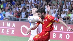 Gelandang bertahan Makedonia Dusko Trajkovski (merah) dihadang winger Slowakia, Vladimir Weiss. (Bola.com/Reza Khomaini)