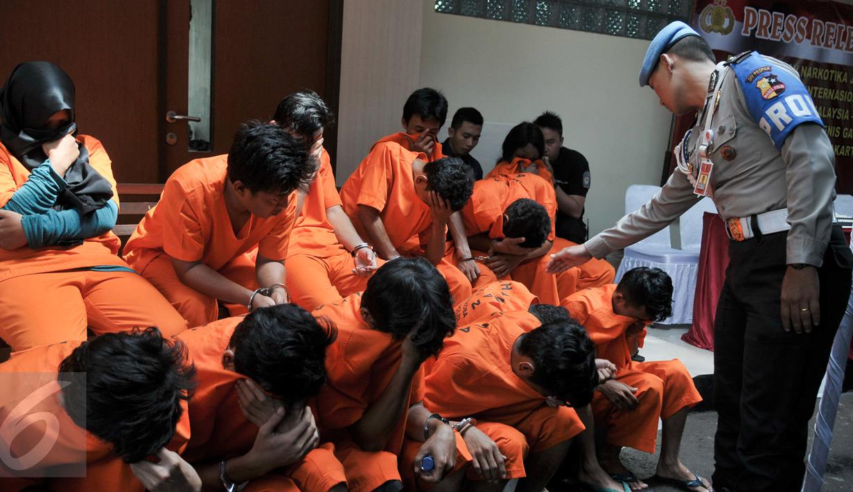 Tersangka pengedar ganja jaringan Aceh-Lampung- Jakarta yang dihadirkan saat rilis di RS Polri, Jakarta Timur, Jumat (6/1). Dari 15 tersangka, petugas menemukan barang bukti 459 kg ganja yang siap dijual di Jabotabek. (Liputan6.com/Yoppy Renato)