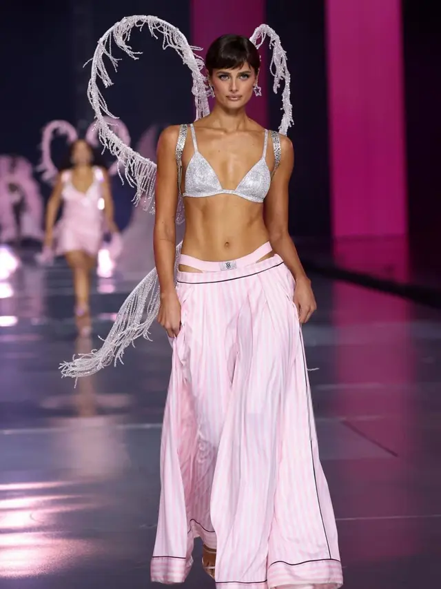 8 Adu Gaya Para ‘Angels’ dengan Sayap Megah di Victoria's Secret 2024 Fashion Show, Gigi-Bella Hadid hingga Barbara Palvin