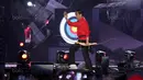 Presiden Republik Indonesia, Joko Widodo membawa panah pada pembukaan Countdown Asian Games 2018 di Silang Monas, Jakarta, (18/8/2017), Asian Games 2018 memiliki tema Energy Of Asia. (Bola.com/Nicklas Hanoatubun)