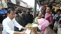 Presiden Joko Widodo atau Jokowi dan Ibu Negara Iriana meninjau aktivitas perdagangan yang ada di Pasar Sambonggede, Kabupaten Tuban, Provinsi Jawa Timur, Kamis (6/4/2023). (Kris - Biro Pers Sekretariat Presiden)