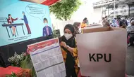 Petugas menunjukkan surat suara saat simulasi Pemilu 2024 di Kantor KPU RI, Jakarta, Selasa (22/3/2022). Simulasi  digelar untuk memberikan edukasi kepada masyarakat terkait proses pemungutan dan penghitungan suara pemilu serentak yang akan dilaksanakan tahun 2024. (Liputan6.com/Faizal Fanani)