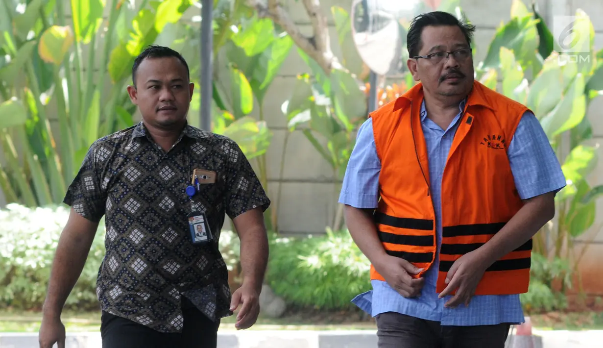 Tersangka Kepala Dinas Pekerjaan Umum (PU) Kabupaten Tulungagung Sutrisno (kanan) tiba di Gedung KPK, Jakarta, Jumat (3/8). Sutrisno dalam waktu dekat akan segara disidangkan. (Merdeka.com/Dwi Narwoko)