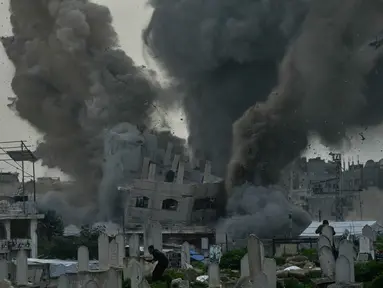 Asap mengepul dari serangan militer Israel terhadap sebuah bangunan di lingkungan Zeitoun, Kota Gaza, Jumat 6 Februari 2026. Israel melancarkan serangan udara di wilayah Zeitoun. (AP Photo/Jehad Alshrafi)