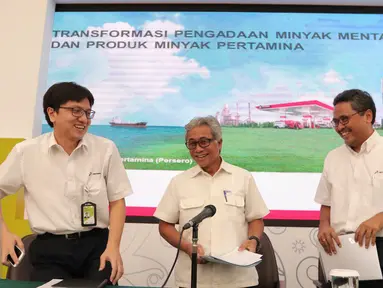 Dirut PT Pertamina, Dwi Soetjipto (tengah) saat preskon di Jakarta, Senin (4/4). PT Pertamina menyatakan seluruh Grup Petral yang terdiri atas Petral, PES, dan Zambesi seluruhnya sudah masuk ke dalam proses formal likuidasi. (Liputan6.com/AnggaYuniar)