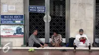 Peserta aksi damai 212 beristirahat di depan pintu masuk Masjid Istiqlal, Jakarta, Kamis (1/12). Rencananya, ratusan ribu umat Islam akan melakukan aksi super damai 212 di halaman Monumen Nasional Jakarta. (Liputan6.com/Helmi Fithriansyah)