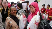 Sejumlah warga berhasil mendapatkan barang yang mereka butuhkan saat pasar murah Kemendag berlangsung, Jakarta, Kamis (25/6/2015). Kegiatan ini untuk memudahkan masyarakat mendapatkan kebutuhan pokok murah selama Ramadan. (Liputan6.com/Faizal Fanani)
