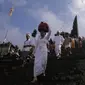 Umat Hindu membawa sesajen dalam prosesi ritual tahunan Purnama Kapat di Pura Besakih, Karangasem, Bali, Kamis (5/10). Ritual tersebut juga dijadikan momentum untuk doa bersama agar bencana gunung meletus tidak terjadi. (Liputan6.com/Gempur M Surya)
