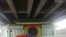 Pekerja menyelesaikan pembangunan musala Babah Alun di Jalan Gang 12, Papanggo, Jakarta Utara, Rabu (25/4). Rencananya musala ini akan rampung sebelum bulan ramadan. (Merdeka.com/Imam Buhori)